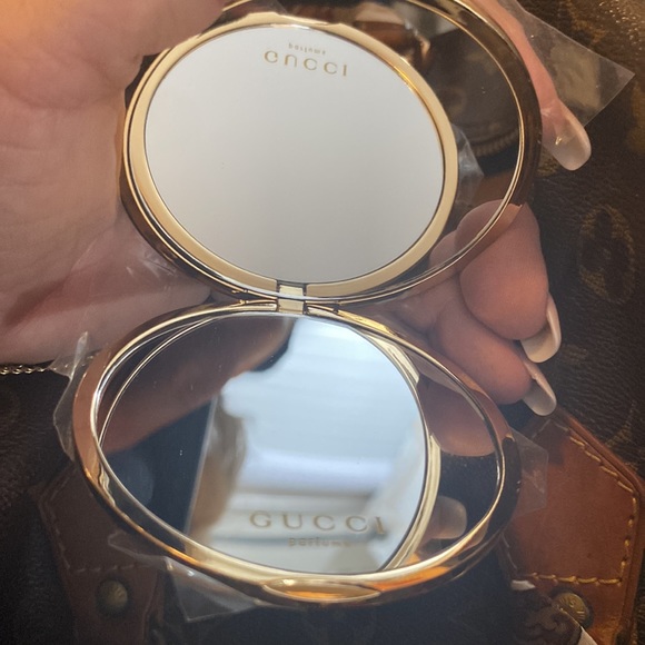 Authentic Gucci make up mirror, great travel mirror, great to keep with you $135 - Picture 7 of 7